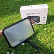 Lusterko do obserwacji dziecka w samochodzie podczas jazdy