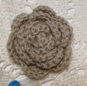 Kwiatek RÓŻA szaro-beżowy, włóczka 