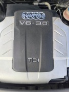 Emblemat na pokrywie silnika Audi