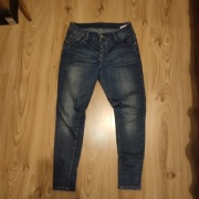 Jeansy z ozdobnym kokardą i zamkiem na tylnych nogawkach