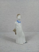 Porcelanowa figurka chłopca w piżamie z misiem Retro chłopczyk z misiem