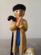 Goebel vinatge kolorowy, porcelanowy modlący się pasterz z jagniątkiem 