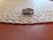 Metalowy pierścionek czarny pasek średnica 20mm