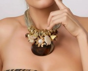 Duży naszyjnik zdobiony z przywieszkami  - Złoto i akryl