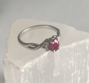 Pierścionek Zaręczynowy vintage białe złoto rubin diamenty