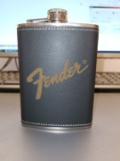 Fender piersiówka ze stali obita skurą, grawer na prezent