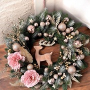 Uroczy świąteczny wianek bożonarodzeniowy na drzwi z reniferem różowo złoty