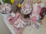 Zawieszka Serduszko pudrowy róż w kwiatowy wzór 