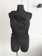 Czarne i eleganckie marszczone body na jedno ramię, AX Paris