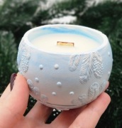 świeca sojowa w kształcie świątecznej kuli o zapachu Christmas Magic