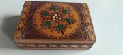 Drewniana szkatułka z ludowym wzorem PRL