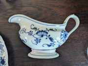 Zabytkowa sosjerka na stopce, porcelana. Sygnatura TK Thun, zabytek 1895r