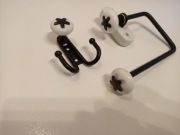 Zestaw uchwytów łazienkowych - haczyki i uchwyt na rolkę papieru 