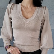 Sweterek z dekoltem latte promocja