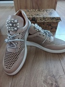 Buty ażurkowe z dziurkami i kamieniami