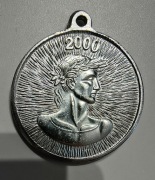 Medal sportowy z 2000 roku z wizerunkiem Nike i Pochodnia