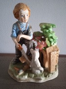 Figurka z porcelany chłopak z piłą do cięcia 