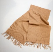 szal z kaszmiru lub pashminy w kolorze wielbłądziej wełny