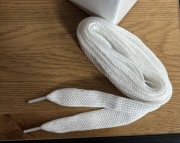 Białe, szerokie sznurówki