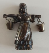 dziewczyna z wiadrami figurka 8 cm mosiądz brązowy opalany gładki do