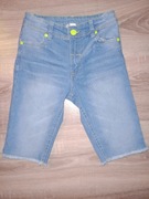 Jeansowe krótkie spodenki z postrzępionymi nogawkami rozm. 122