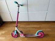 Tania i sprawna różowa hulajnoga Milly Mally Buzz Pink