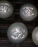 5 guzików z logo Chanel