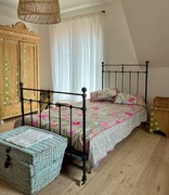 Stare metalowe łóżko czarne