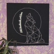 Obraz String Art wyjący Wilk 40x40 Idealny prezent na święta!