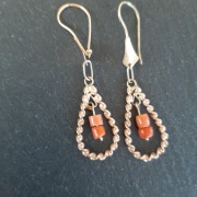 Złote kolczyki pr. 585 wiszące, ręcznie wykonane, z koralem, nie używane