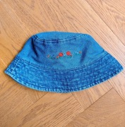 Jeansowy kapelusz typu bucket hat z haftem kwiatowym
