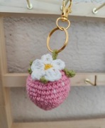 Breloczek zawieszka różowa truskawka 