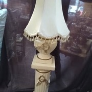 Lampa antyczna na filarze