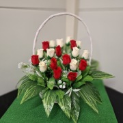 kompozycje na grób w koszyku 