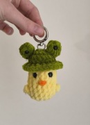 Breloczek szydełkowy kaczka w czapce żaby 