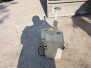 Zbiornik płynu do spryskiwaczy wraz z pompką.