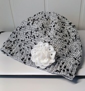 Czapka zimowa wykonana szydełkiem