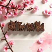 Drewniany Ażurowy Brelok z Pieskiem