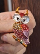 Broszka sowa z kolorowymi cyrkoniami