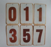 6 METALOWYCH TABLICZEK Z CYFRAMI