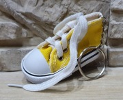 Brelok zawieszka do kluczy Trampek żółty