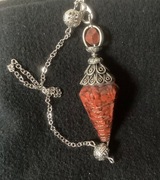 Wahadło orgonitowe z czerwonym kamieniem