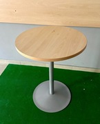 Okrągły stolik na metalowej podstawie