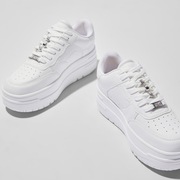 Białe sneakersy na grubej podeszwie