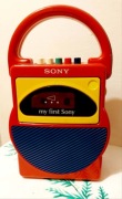 Zabytkowy magnetofon kasetowy Sony My First Sony, model TCM-4000 z lat 80