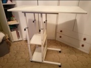 Biały stolik mobilny na kółkach 