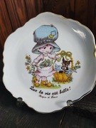 Porcelanowy talerzyk ozdobny do powieszenia z dziewczynką 