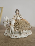 Porcelanowa figurka damy z pieskiem, Alba Iulia, Rumunia, lata 60.