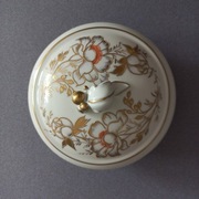 Duża bomboniera z porcelany.