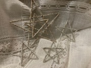 Gwiazdki biało-srebrne z wikliny papierowej